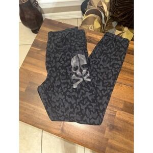 Lululemon Soul Cycle Leopard Cheetah Scull Cropped Leggings size 8 Black